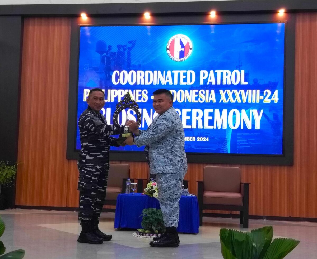 Danlantamal VIII Laksamana Pertama TNI May Franky Pasuna Sihombing, Wadan Lantamal VIII Kolonel Marinir Ali Sumbogo CHRMP., didampingi Head Of Delegation (HOD) Philippines Captain Junjie B. Tabuada PN., menghadiri upacara penutupan Corpat Philindo XXXVIII-24, di Grha Yos Sudarso, Senin (18/11/2024)