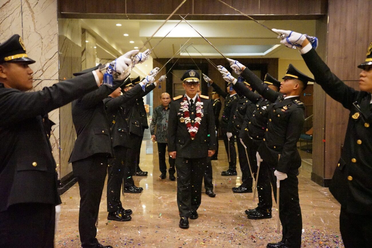 Diiringi Pedang Pora, Insan Pengayoman Sulut Lepas Kepergian Ronald Lumbuun