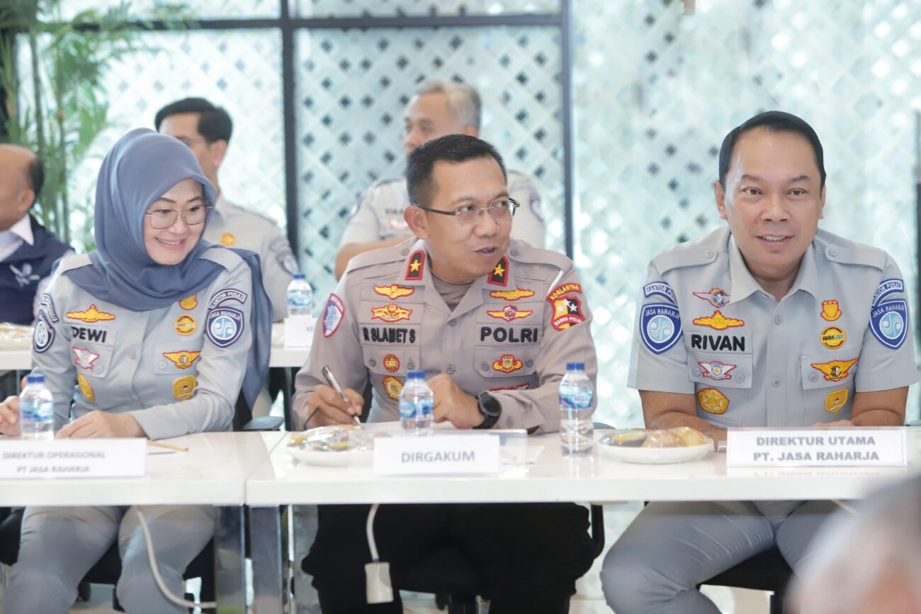 Direktur Utama Jasa Raharja, Rivan A. Purwantono (kanan), melakukan survei jalur Tol Jakarta-Merak hingga Pelabuhan Merak untuk mengecek kesiapan Operasi Lilin 2024.