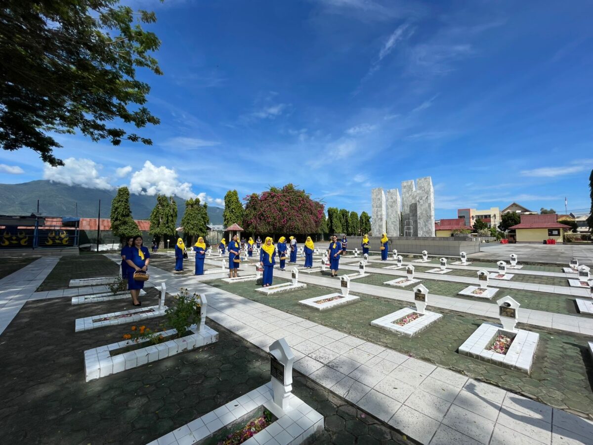 PIKK PLN UP3 Palu Tabur Bunga di Taman Makam Pahlawan Nasional Tatura