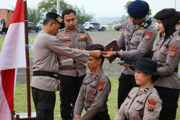Wakapolda Sulawesi Utara Brigjen Pol Bahagia Dachi menutup rangkaian kegiatan tradisi pembaretan Bintara Remaja (Baja) Polri angkatan 51/55 lulusan tahun 2024 Polda Sulut.
