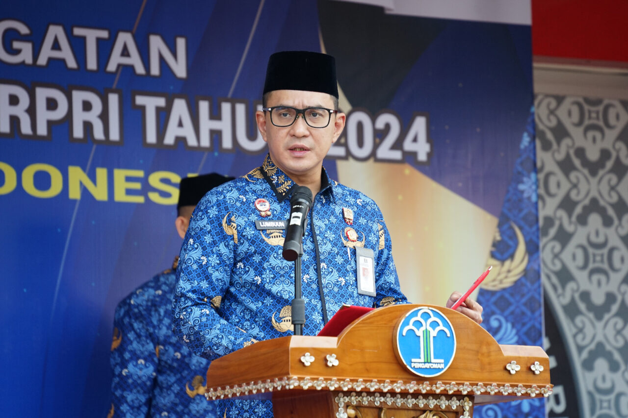 Kepala Kanwil Kemenkumham Sulut Ronald Lumbuun sebagai Inspektur Upacara