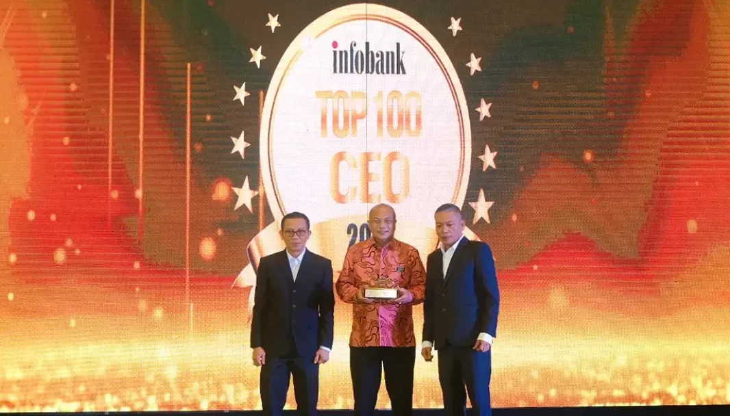 Penghargaan ini diserahkan langsung oleh Chairman Infobank Media Group, Eko B. Supriyanto, kepada Direktur Kepatuhan Bank SulutGo, Machmud Turuis, yang hadir mewakili Bapak Revino Pepah.