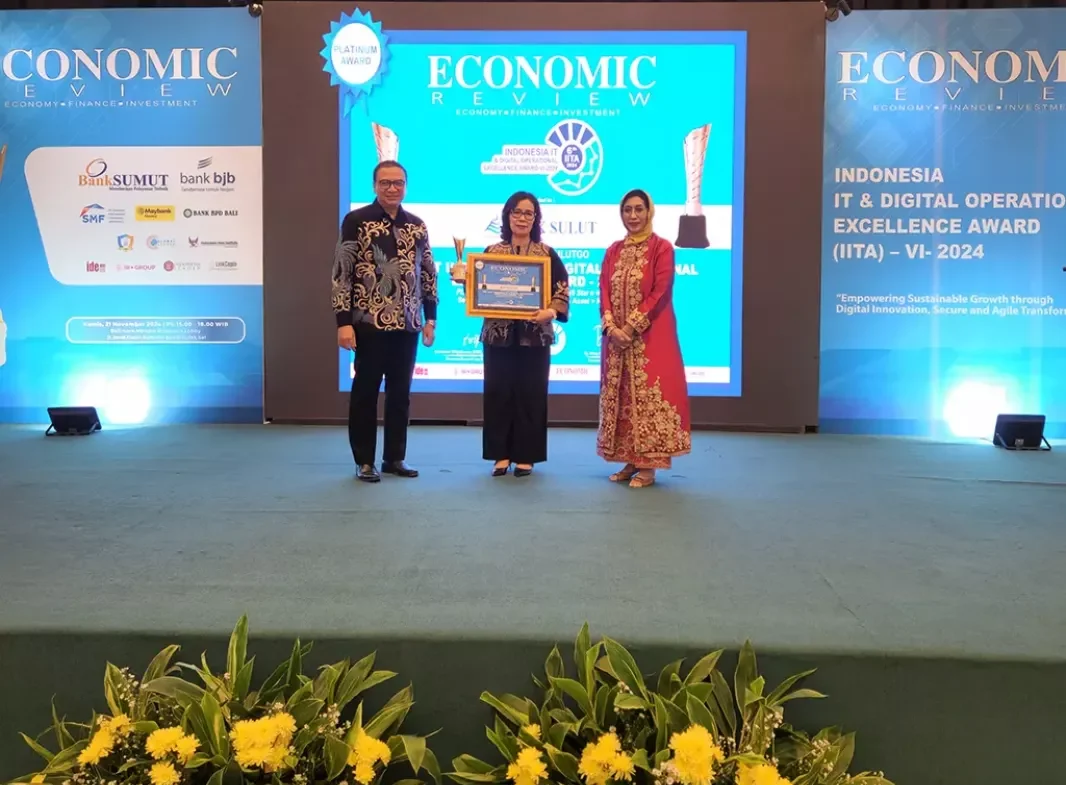 Penghargaan ini diterima langsung oleh Direktur Operasional Bank SulutGo, Ibu Louisa Parengkuan, pada acara yang diselenggarakan oleh Economic Review di Ballroom Menara Bripens.