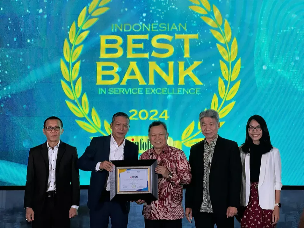 Penghargaan diserahkan langsung kepada Direktur Utama Bank SulutGo, Revino M. Pepah, oleh Chairman Infobank Media Grup Eko B. Supriyanto dan Wakil Pemimpin Redaksi Karnoto Mohamad.