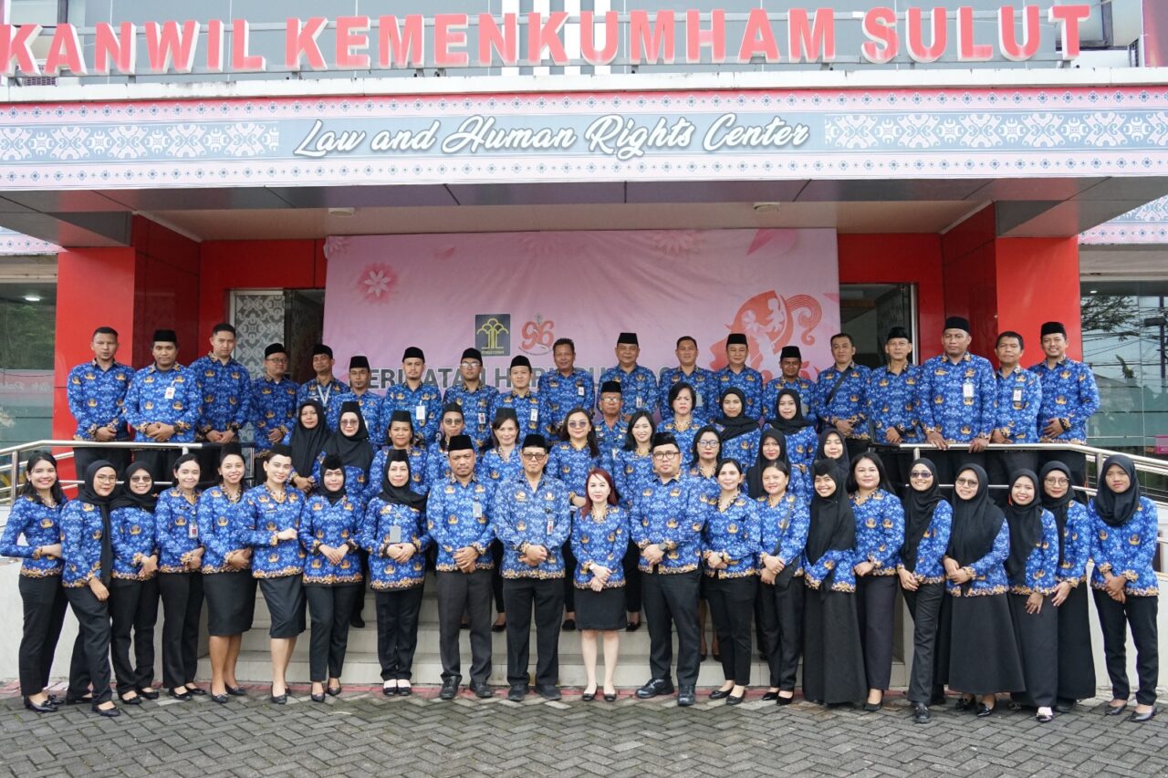 Kanwil, Kantor Wilayah Kementerian Hukum dan HAM Sulawesi Utara melaksanakan upacara dalam rangka Peringatan Hari Ibu ke-96 tahun 2024 di Lapangan Kanwil. Minggu (22/12/2024)