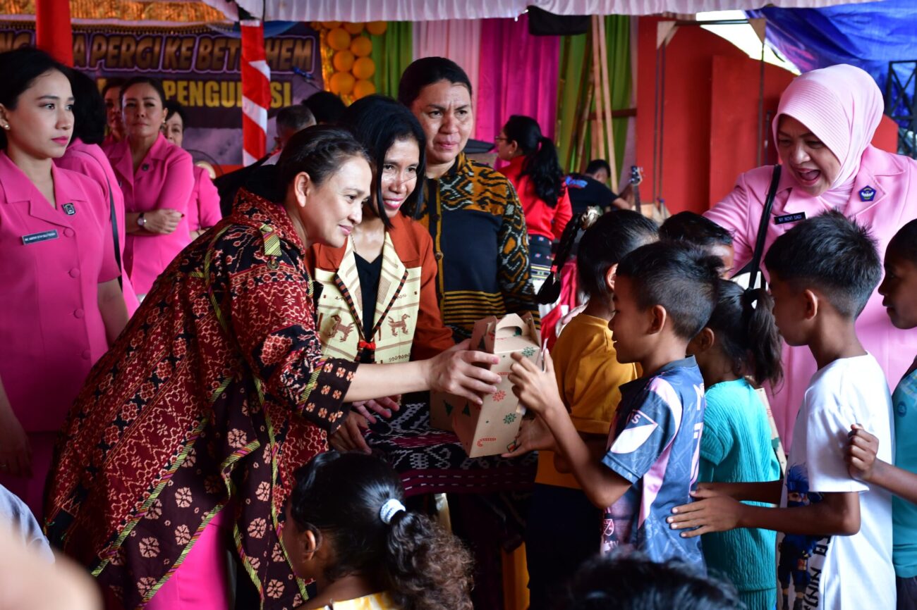 Ketua Umum Bhayangkari Pusat Ketua Umum Bhayangkari Pusat, Juliati Sigit Prabowo, merayakan Natal bersama para korban erupsi Gunung Lewotobi di Desa Kobasoma, Kecamatan Titehena, Kabupaten Flores Timur, Nusa Tenggara Timur (NTT), Sabtu (28/12/2024).