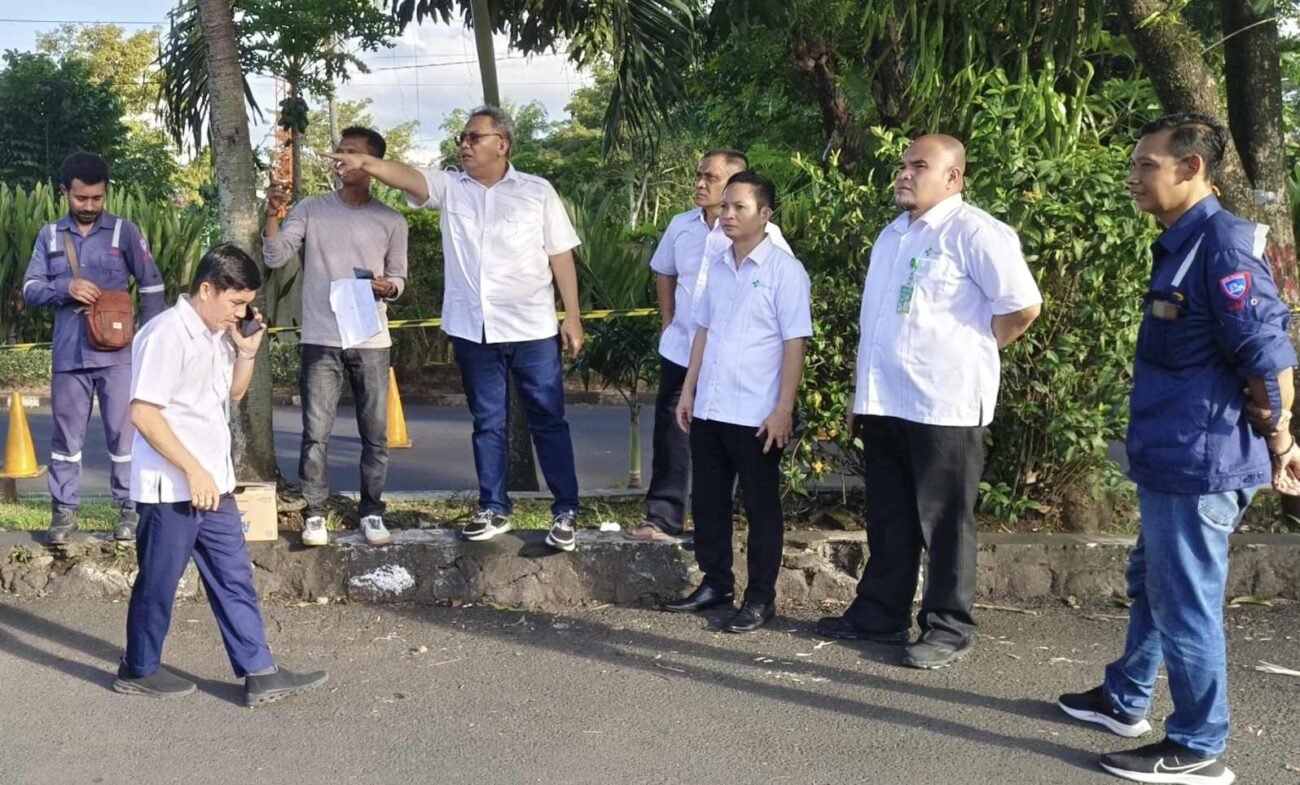 Direktur Pelayanan Medik Keperawatan dan Penunjang (PMKP) RSUP Prof. Dr. R.D Kandou Manado, dr. Jehezkiel Panjaitan, SH, MARS, melakukan peninjauan langsung ke lokasi pembangunan gedung kanker 11 lantai, Kamis (19/12). 