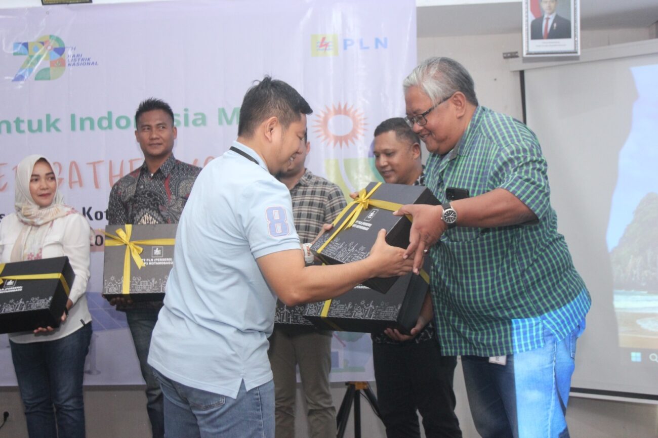 PLN Unit Pelaksana Pelayanan Pelanggan (UP3) Kotamobagu memberikan penghargaan kepada pelanggan yang berhasil mencatatkan pembelian Renewable Energy Certificate (REC) terbanyak sepanjang tahun 2024.