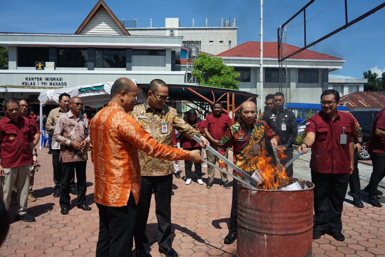 Kantor Wilayah Kementerian Hukum dan HAM Sulawesi Utara menggelar kegiatan pemusnahan arsip di Kantor Imigrasi kelas I TPI Manado. Kamis (28/11/2024)