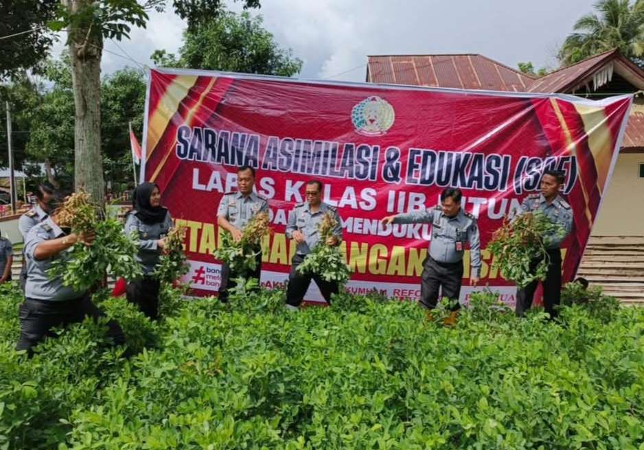 Kadivpas Pimpin Panen Raya dan Penyerahan Bansos kepada WBP di Lapas Bitung