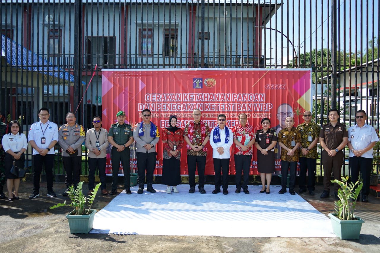 Kepala Kantor Wilayah Kementerian Hukum dan HAM Sulawesi Utara, Ronald Lumbuun, menghadiri serangkaian kegiatan ketahanan pangan dan ketertiban di Lembaga Pemasyarakatan Perempuan (LPP) Kelas IIB Manado. Rabu (13/11/2024)