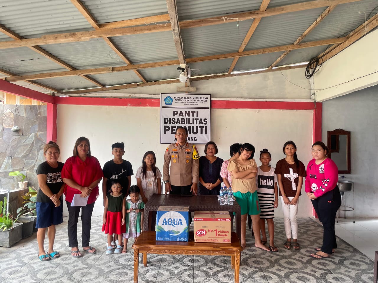 Kapolres Minsel Berbagi Berkat di Panti Disabilitas Permuti Amurang
