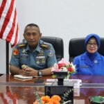 Komandan Satuan Pendidikan 4 (Dansatdik 4) Manado Kodiklatal Kolonel Marinir Hendy Dwy Bayu Ardiyanto di dampingi Ny. Yuyun Hendy Dwi Bayu Ardiyanto mengikuti tatap muka Komandan Kodiklatal (Dankodiklatal) Letjen TNI (Mar) Nur Alamsyah.