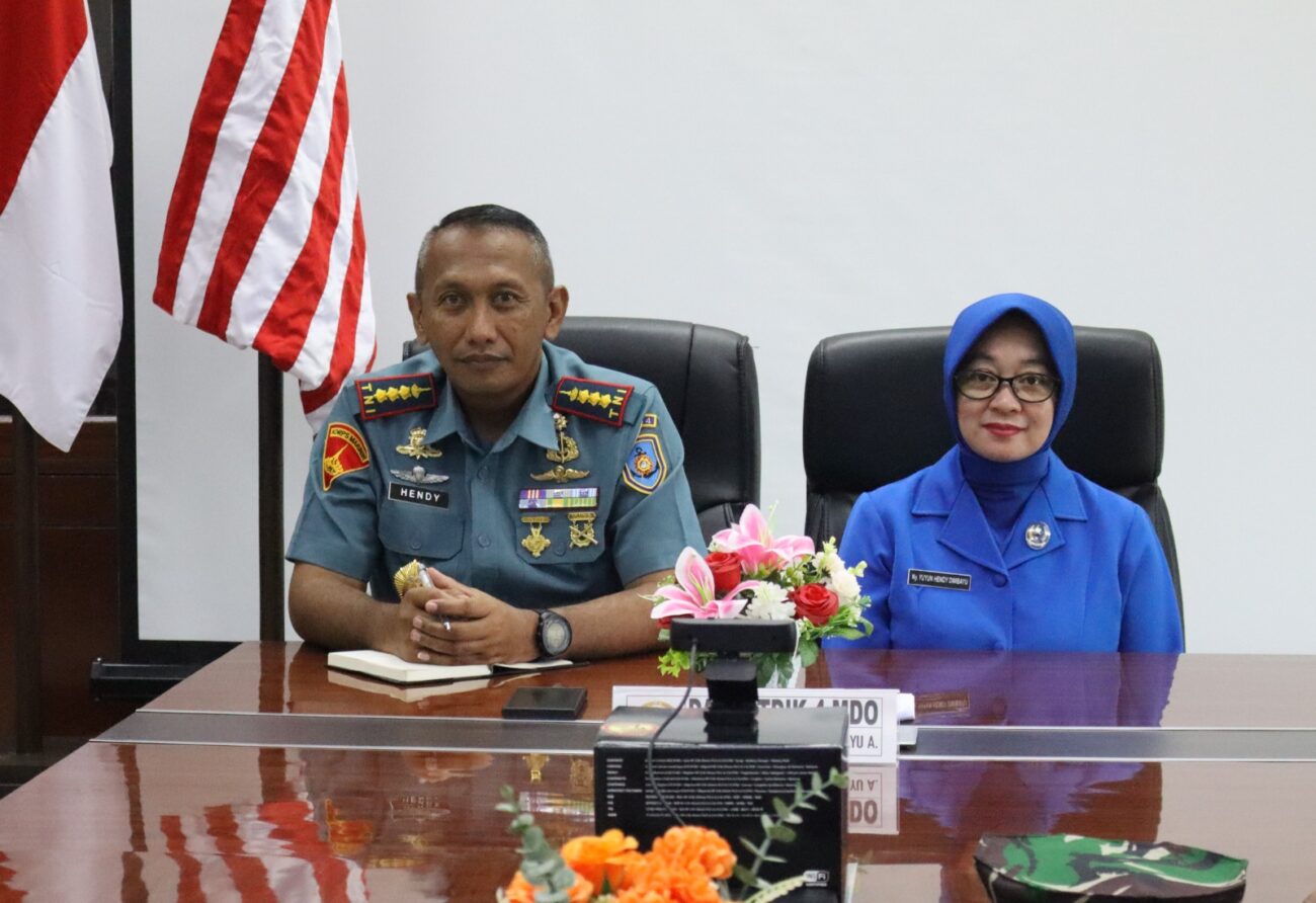 Komandan Satuan Pendidikan 4 (Dansatdik 4) Manado Kodiklatal Kolonel Marinir Hendy Dwy Bayu Ardiyanto di dampingi Ny. Yuyun Hendy Dwi Bayu Ardiyanto mengikuti tatap muka Komandan Kodiklatal (Dankodiklatal) Letjen TNI (Mar) Nur Alamsyah.