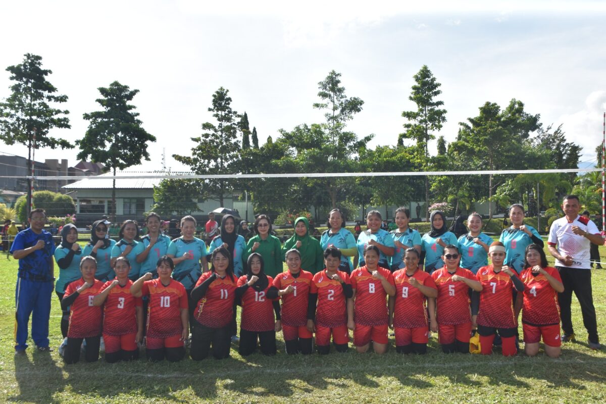 Volly Ball Putri Koorcab rem 131/Stg PD XIII/Merdeka larut dalam kegembiraan merayakan kemenangan pada partai Final