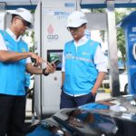 Direktur Utama PLN, Darmawan Prasodjo saat menjelaskan fitur Electric Vehicle Digital Services (EVDS) pada aplikasi PLN Mobile kepada Wakil Menteri BUMN sekaligus Komisaris PLN, Aminuddin Ma'ruf di SPKLU Rest Area KM 43A Tol Jakarta - Merak, Selasa (24/12). Hadirnya beragam fitur untuk electric vehicle di PLN Mobile, diharapkan semakin memudahkan serta meningkatkan kenyamanan para pengguna kendaraan listrik.