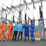 Wakil Menteri BUMN, Aminuddin Ma'ruf (ketiga dari kanan) didampingi Direktur Utama PLN, Darmawan Prasodjo (ketiga dari kiri) bersama petugas PLN memantau kelistrikan nasional melalui aplikasi PLN yang telah teritegrasi ke sistem kelistrikan seluruh wilayah Indonesia secara realtime di kawasan Gardu Induk 150 kV Cilegon Lama, Cilegon pada Selasa (24/12).