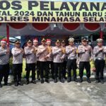 Kapolda Sulawesi Utara (Sulut) Irjen Pol Roycke Harry Langie, S.I.K., M.H.; mengadakan pengecekan Pos Pengamanan dan Pos Pelayanan Ops Lilin Samrat 2024 di wilayah Polres Minsel, Sabtu (21/12/2024).