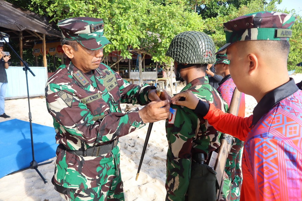Dansatdik 4, Komandan Satuan Pendidikan 4 Manado Kodiklatal Kolonel Marinir Hendy Dwy Bayu Ardiyanto menutup Latihan Praktek (Latek) Berganda Siswa Pendidikan Pertama Tamtama (Dikmata) TNI AL Angkatan 44 Gelombang 2 Tahun Anggaran 2024 dalam suatu upacara penutupan yang berlangsung di Pantai Paal, Likupang Minahasa Utara. Minggu (26/1)