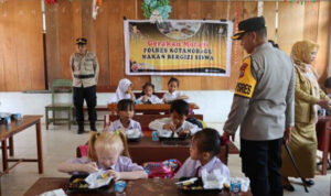 Polres Kotamobagu Bagikan Sarapan Bergizi