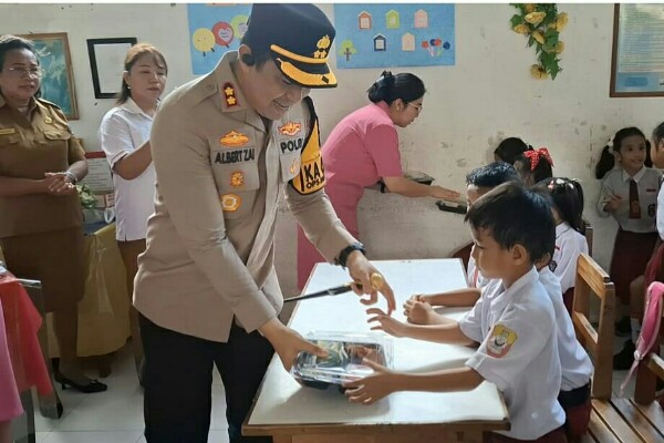 Polres Bitung Polda Sulawesi Utara melaksanakan program makan siang bergizi gratis di Sekolah Dasar Katolik Stefanus Aertembaga Bitung, Senin (20/1/2025)