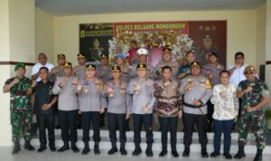 Kapolda Sulut Irjen Pol Roycke Harry Langie disambut Kapolres Bolaang Mongondow (Bolmong) AKBP Lido R. Antoro dan jajaran di Mapolres Bolmong, Kamis (23/1/2025).