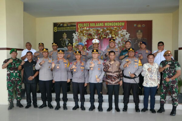 Kapolda Sulut Irjen Pol Roycke Harry Langie disambut Kapolres Bolaang Mongondow (Bolmong) AKBP Lido R. Antoro dan jajaran di Mapolres Bolmong, Kamis (23/1/2025).