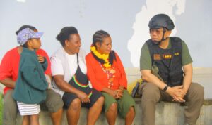 Ops Damai Cartenz melalui  Kasatgas Humas Kombes Pol Yusuf Sutejo, menyapa masyarakat Yalimo di Bandara Elelim pada Jum'at pagi (24/1/2025) untuk menciptakan suasana penuh kehangatan dan keakraban.