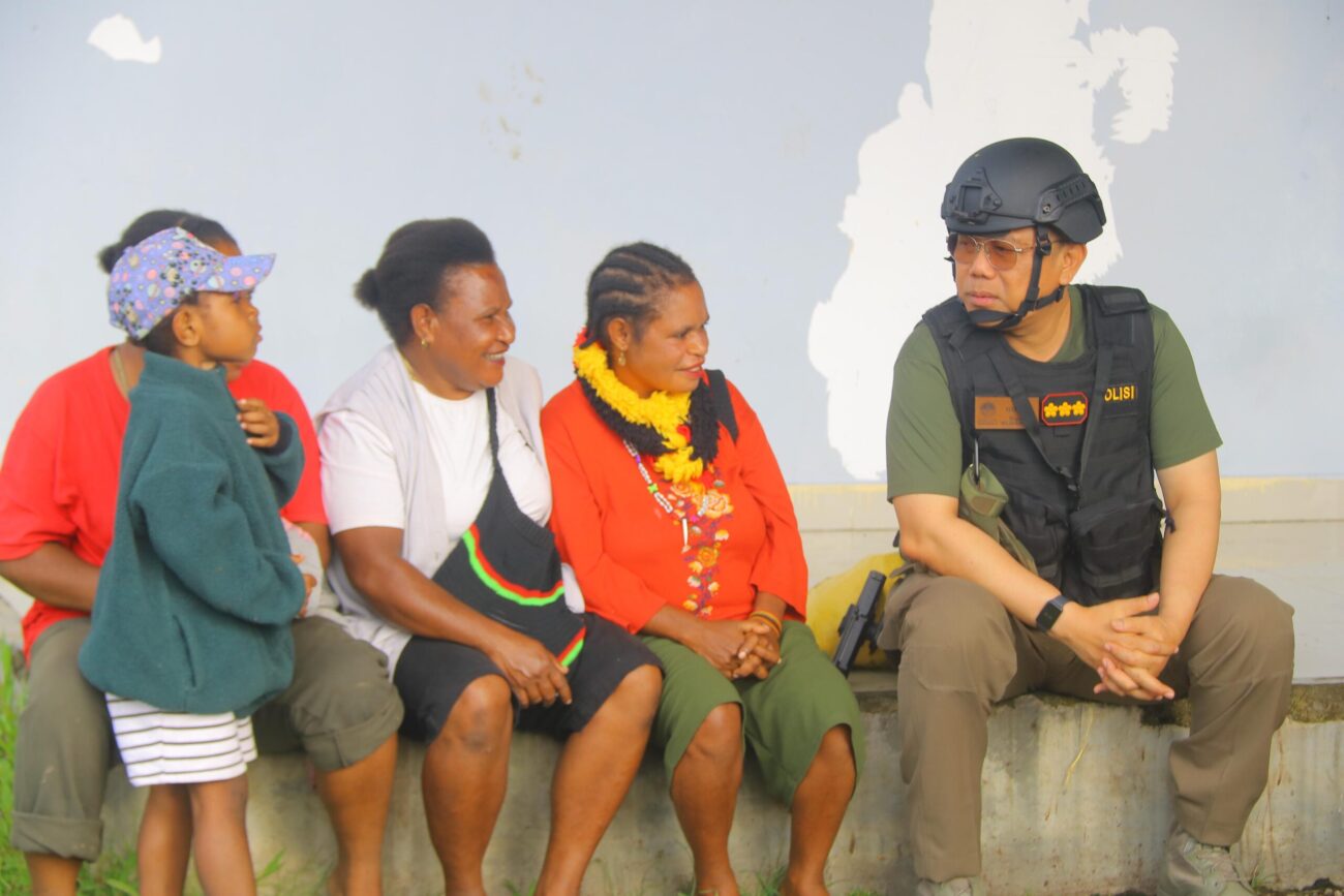 Ops Damai Cartenz melalui  Kasatgas Humas Kombes Pol Yusuf Sutejo, menyapa masyarakat Yalimo di Bandara Elelim pada Jum'at pagi (24/1/2025) untuk menciptakan suasana penuh kehangatan dan keakraban.