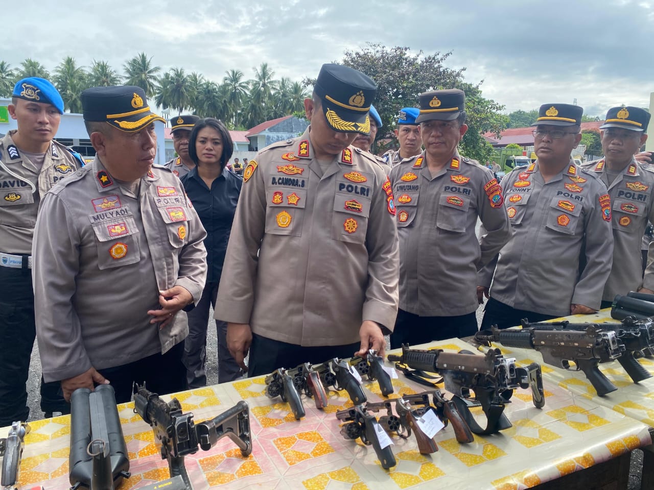 Kapolres Minsel cek Kondisi senpi dan ranmor dinas jajaran dalam apel pengecekanJumat (17/1/2025), di Lapangan Hitam Polres Minahasa Selatan.