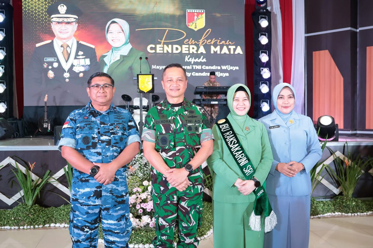 Resmi  berganti pucuk kepemimpinan Kodam XIII/Merdeka, Danlanud Sam Ratulangi Marsma TNI Antariksa Anondo, S.E., M.Tr.(Han)., didampingi Ketua PIA Ardhya Garini Cabang 9/D.II Lanud Sam Ratulangi Ny. Sasi Antariksa menghadiri Acara Lepas Sambut Pangdam XIII/Merdeka di Aula Grhadika Jaya Sakti Kodam XIII/Merdeka, Manado. Kamis (2/1/2025).