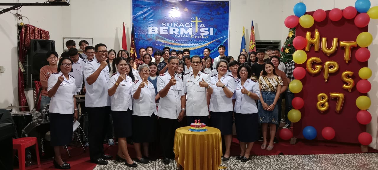 Sukacita orang muda Gereja Bala Keselamatan Distrik Manado Werot rayakan HUT Gerakan Pembawa Suluh, Jumat (24/1/2025).