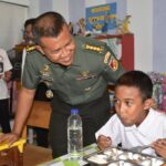 Program Makan Bergizi Gratis (MBG) untuk anak sekolah yang dicanangkan Presiden Prabowo Subianto perdana dimulai jajaran Kodam XIII/Merdeka hari ini, Senin (6/1).