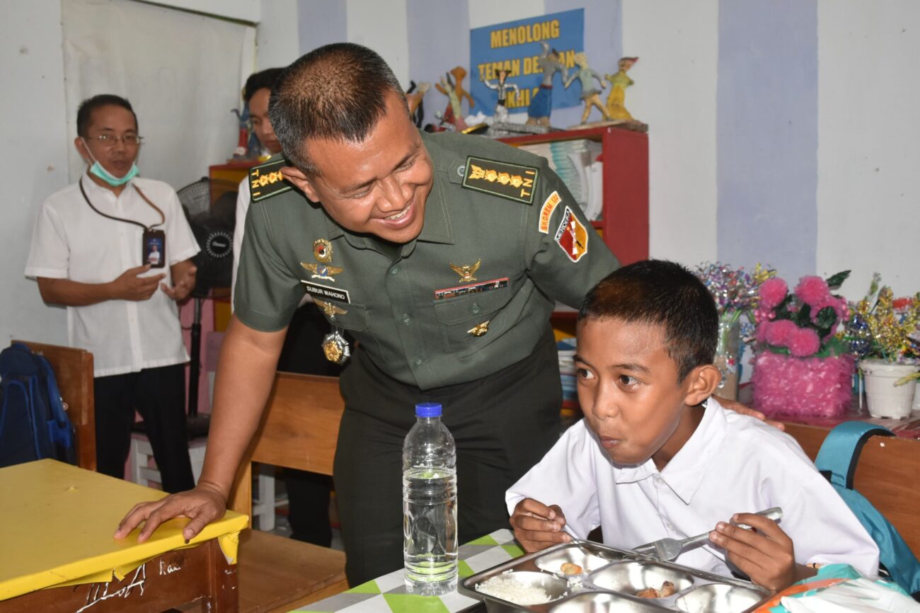 Kodam XIII/Merdeka Program Makan Bergizi Gratis (MBG) untuk anak sekolah yang dicanangkan Presiden Prabowo Subianto perdana dimulai jajaran Kodam XIII/Merdeka hari ini, Senin (6/1).