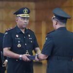 Kepala BPSDM Hukum, Gusti Ayu Putu Suwardani melantik James Alexander Kaihatu Kepala Balai Diklat Hukum dan HAM Sulawesi Utara, di Auditorium BPSDM Lt 2 Jumat (17/01/25).