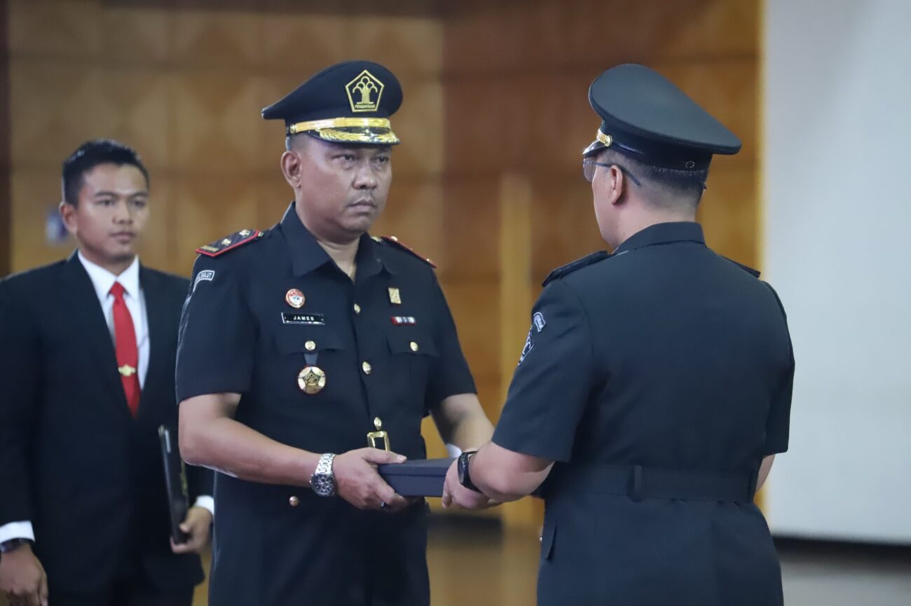 Kepala BPSDM Hukum, Gusti Ayu Putu Suwardani melantik James Alexander Kaihatu Kepala Balai Diklat Hukum dan HAM Sulawesi Utara, di Auditorium BPSDM Lt 2 Jumat (17/01/25).