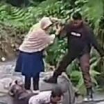 Bripka Syahid rela badannya diinjak oleh seorang ibu dan anaknya saat ingin melintasi jalan yang terputus akibat bencana longsor di Kecamatan Sengkongkang, Sumbawa Barat, Nusa Tenggara Barat.