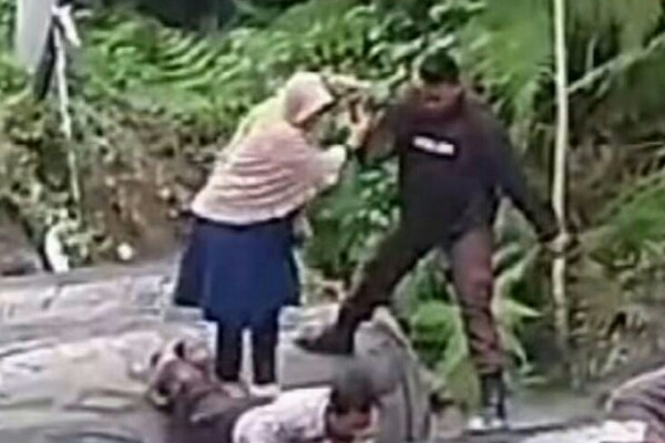 Bripka Syahid rela badannya diinjak oleh seorang ibu dan anaknya saat ingin melintasi jalan yang terputus akibat bencana longsor di Kecamatan Sengkongkang, Sumbawa Barat, Nusa Tenggara Barat.