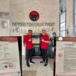 Joune Ganda (kiri) memegang dokumen dari DPP PDIP.