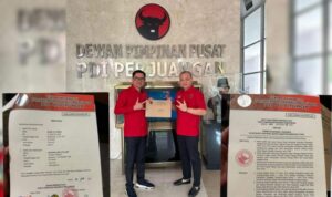 Joune Ganda (kiri) memegang dokumen dari DPP PDIP.