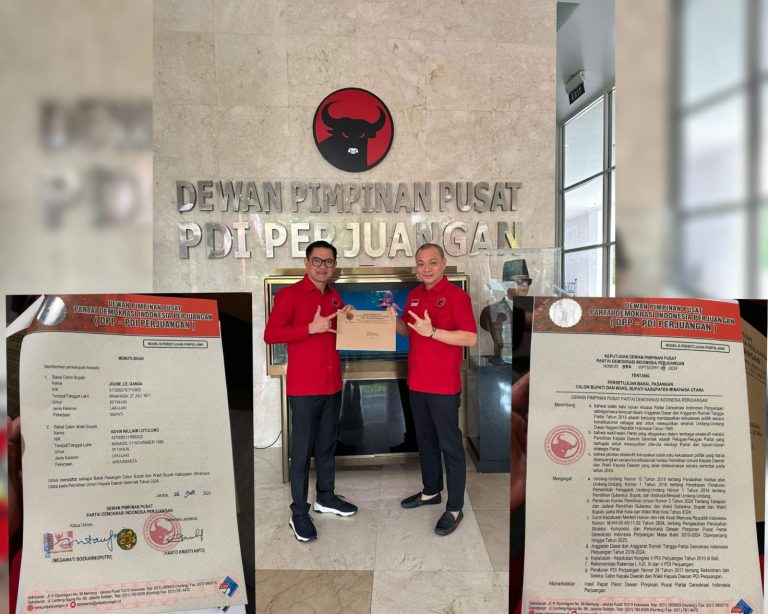 Joune Ganda (kiri) memegang dokumen dari DPP PDIP.