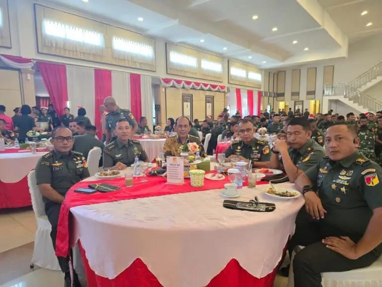 Kepala SMAN 1 Manado Jemmy Jermiaas (tengah) bersama pejabat Kodam XIII/Merdeka (ist)