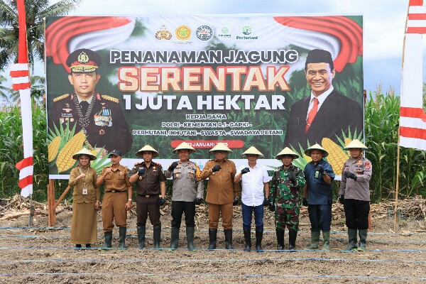 Kapolres Kotamobagu AKBP Irwanto bersama jajaran Forum Komunikasi Pimpinan Daerah (Forkopimda) Kotamobagu dan Bolaang Mongondow menghadiri kegiatan video conference penanaman jagung serentak 1 juta hektar, Selasa (21/1/2025).