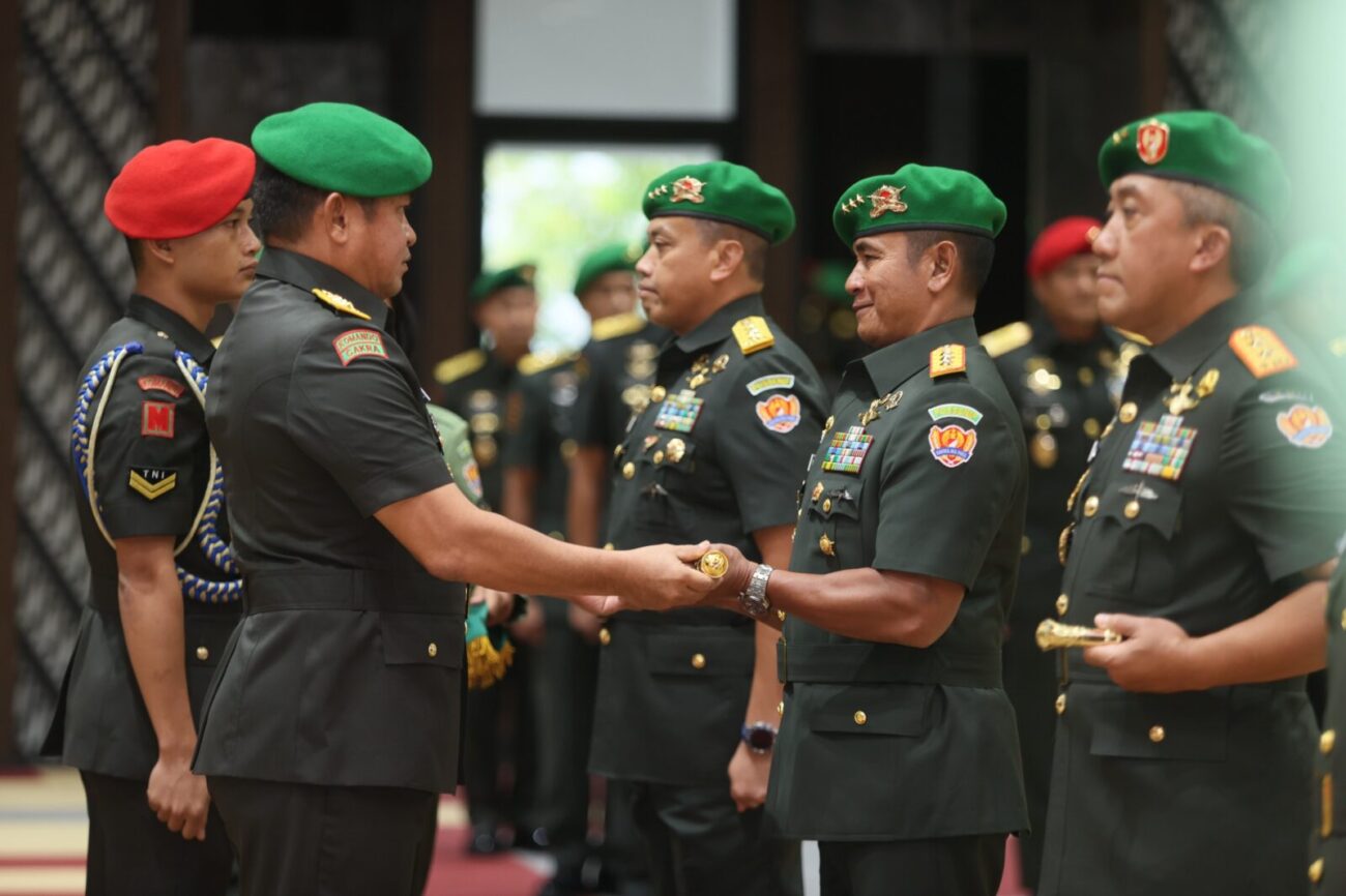 KASAD, Kepala Staf Angkatan Darat , Jenderal TNI Maruli Simanjuntak, M.Sc., saat memimpin upacara Serah Terima Jabatan (Sertijab) Komandan Pusat Kesenjataan Infanteri (Danpussenif) dan Gubernur Akademi Militer (Akmil), serta menerima laporan kenaikan pangkat 54 Perwira Tinggi (Pati) TNI AD, di Markas Besar Angkatan Darat (Mabesad), Jakarta, Selasa (14/1/2025).