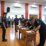 Kakanwil, Kepala Kantor Wilayah Kementerian Hukum Sulawesi Utara, Kurniaman Telaumbanua, melantik dan mengambil sumpah/janji tiga pejabat manajerial dan satu pejabat non-manajerial di lingkungan Kanwil Kemenkum Sulawesi Utara, Senin (13/1/2025).