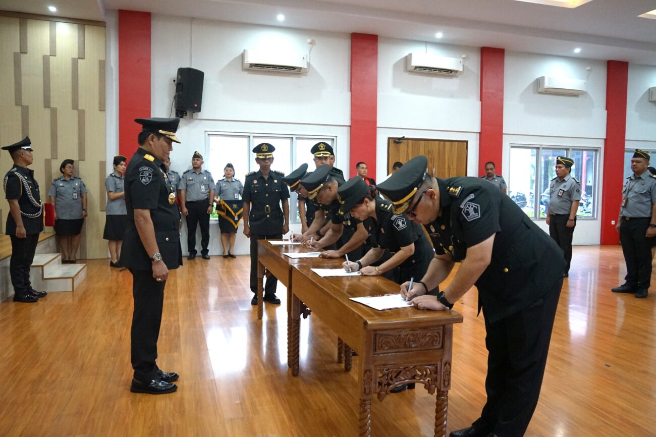 Kakanwil, Kepala Kantor Wilayah Kementerian Hukum Sulawesi Utara, Kurniaman Telaumbanua, melantik dan mengambil sumpah/janji tiga pejabat manajerial dan satu pejabat non-manajerial di lingkungan Kanwil Kemenkum Sulawesi Utara, Senin (13/1/2025).