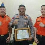 Kasat Polairud Terima Penghargaan dari Kepala Basarnas Kota Manado