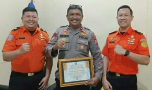 Kasat Polairud Terima Penghargaan dari Kepala Basarnas Kota Manado