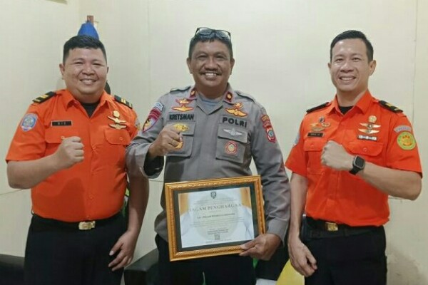 Kasat Polairud Terima Penghargaan dari Kepala Basarnas Kota Manado